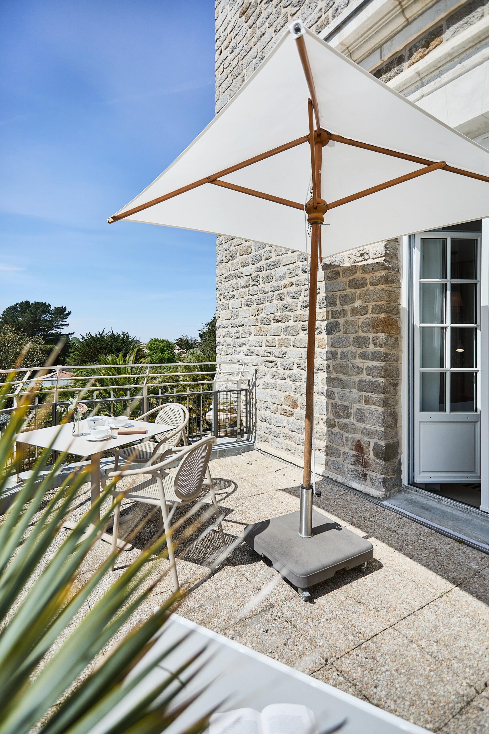 prestige terrasse | Chambre Prestige Villa Arthus Bertrand scaled Chambre Prestige - Villa Arthus Bertrand